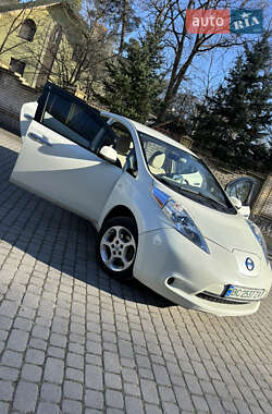Хэтчбек Nissan Leaf 2012 в 