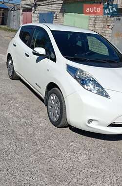 Хетчбек Nissan Leaf 2013 в 