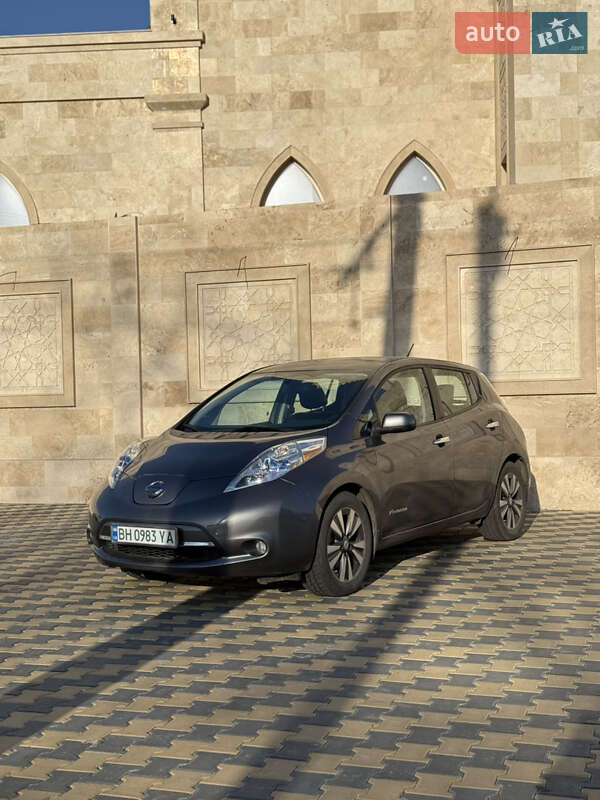 Хэтчбек Nissan Leaf 2015 в 