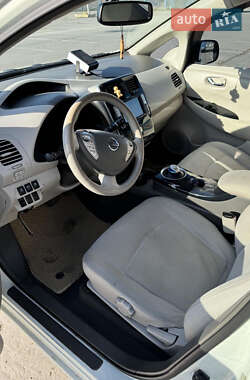 Хэтчбек Nissan Leaf 2012 в 