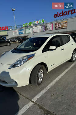 Хэтчбек Nissan Leaf 2012 в 