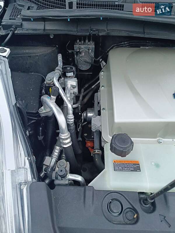 Хэтчбек Nissan Leaf 2014 в Днепре
