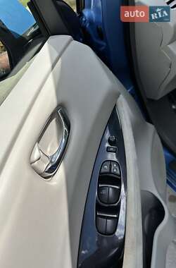 Хэтчбек Nissan Leaf 2013 в 