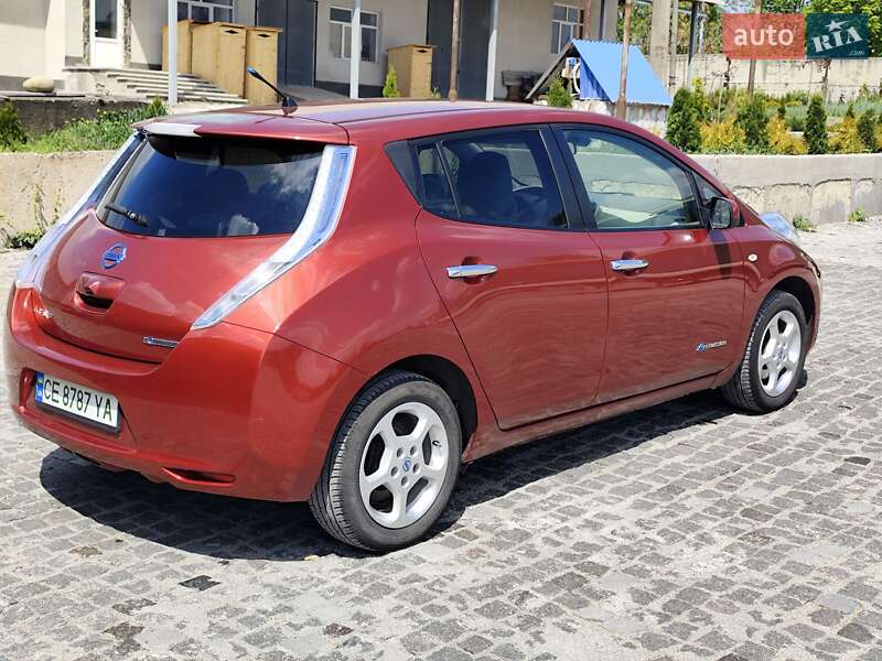 Хэтчбек Nissan Leaf 2012 в Кельменцах