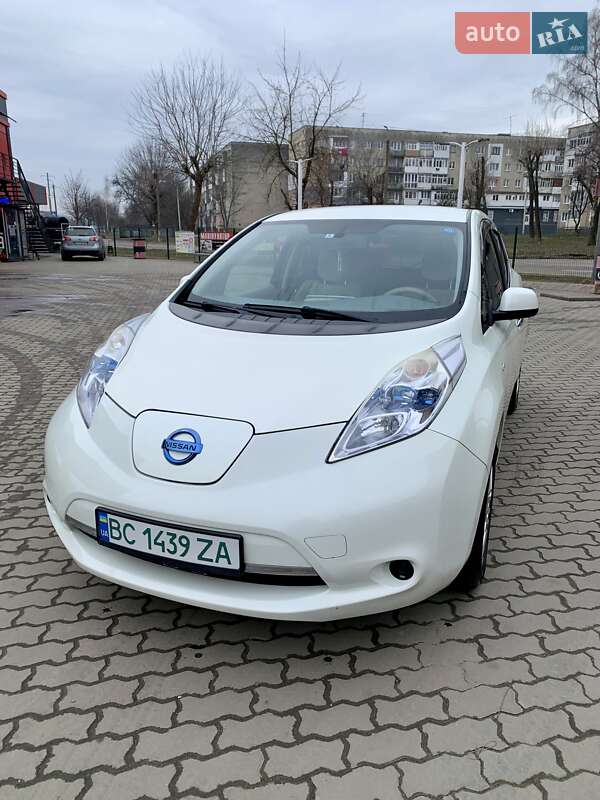Хэтчбек Nissan Leaf 2012 в 