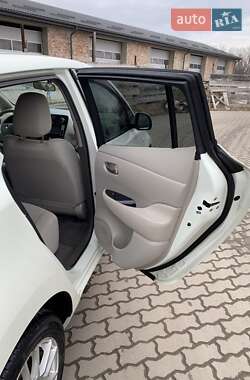 Хэтчбек Nissan Leaf 2012 в 