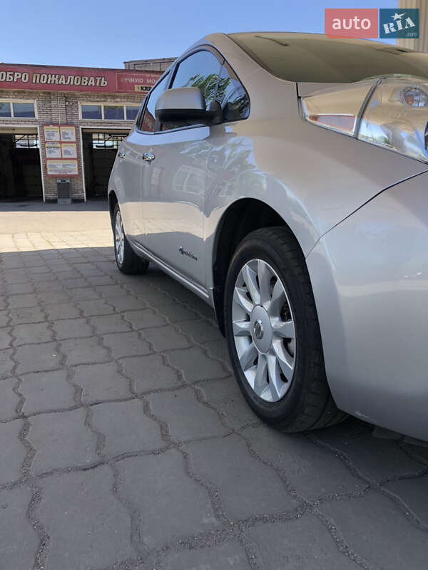 Хэтчбек Nissan Leaf 2015 в Запорожье