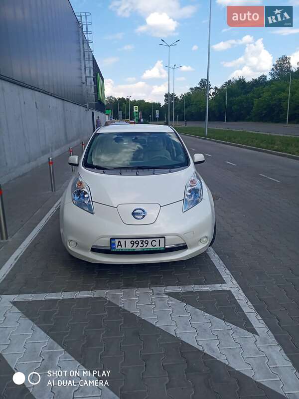 Хетчбек Nissan Leaf 2014 в Нових Петрівцях