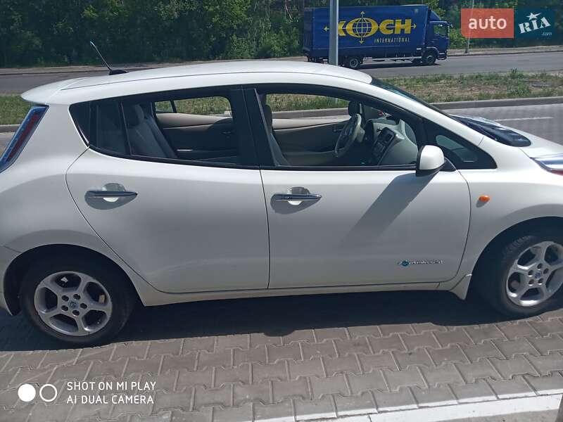 Хетчбек Nissan Leaf 2014 в Нових Петрівцях