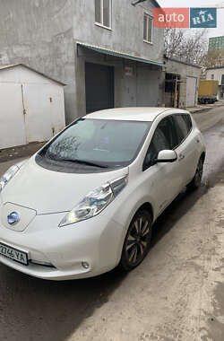 Хэтчбек Nissan Leaf 2015 в 