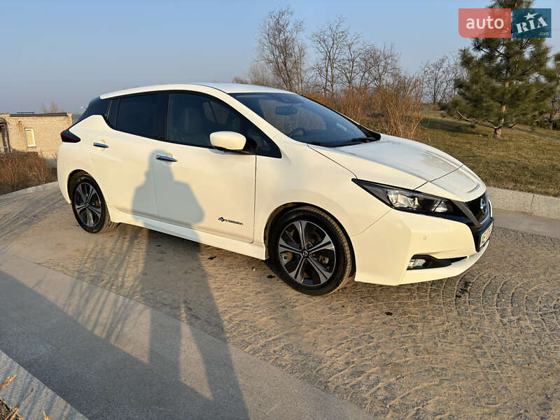 Хэтчбек Nissan Leaf 2018 в 