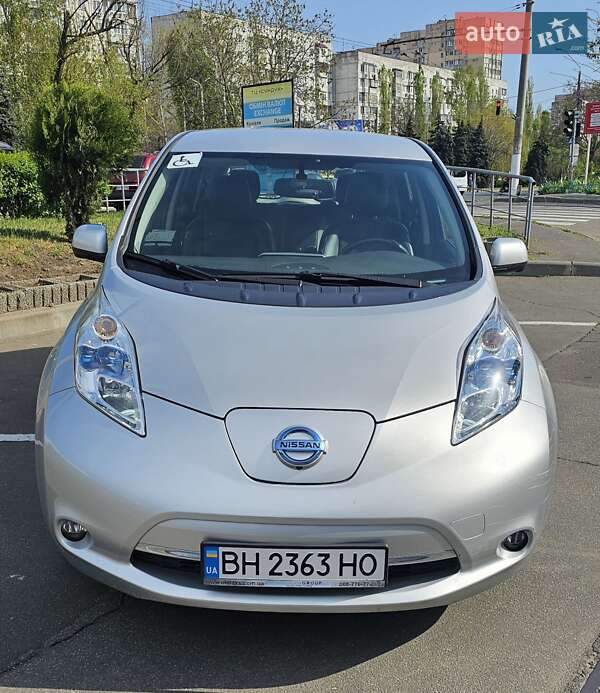 Хэтчбек Nissan Leaf 2015 в 