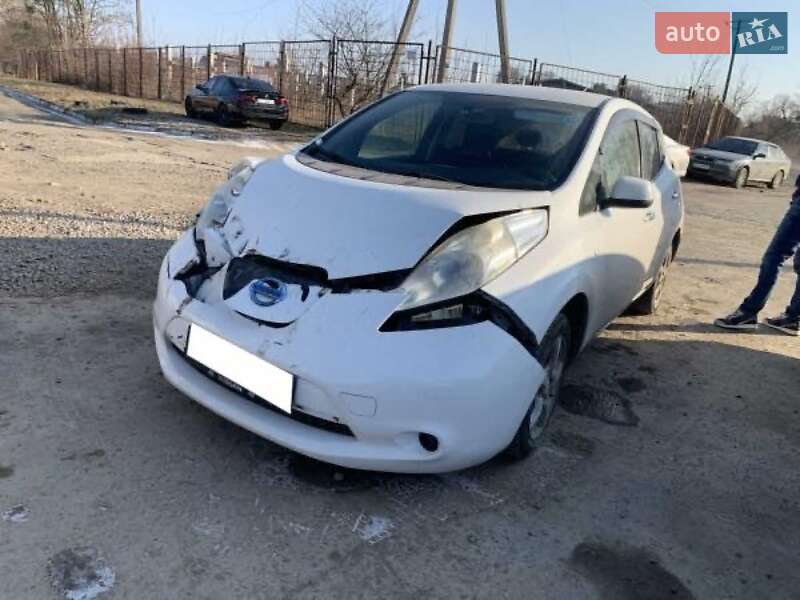 Хэтчбек Nissan Leaf 2013 в 