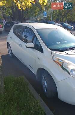 Хэтчбек Nissan Leaf 2013 в 