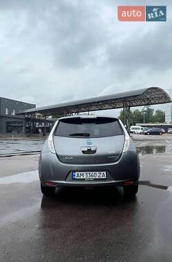 Хэтчбек Nissan Leaf 2015 в 