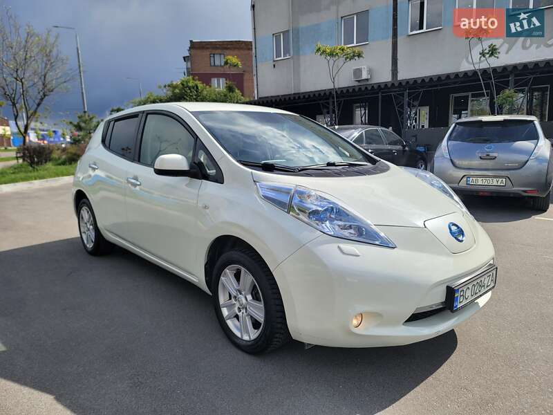 Хэтчбек Nissan Leaf 2012 в 