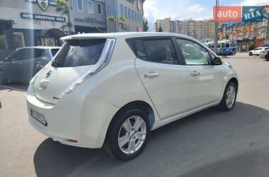 Хэтчбек Nissan Leaf 2012 в 