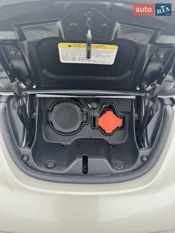 Хэтчбек Nissan Leaf 2013 в Чернигове