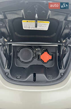 Хетчбек Nissan Leaf 2013 в 