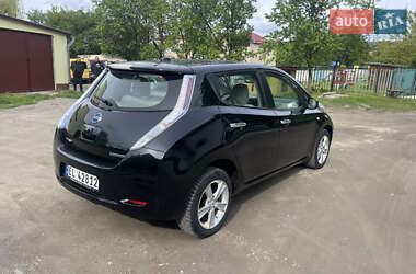 Хэтчбек Nissan Leaf 2012 в 
