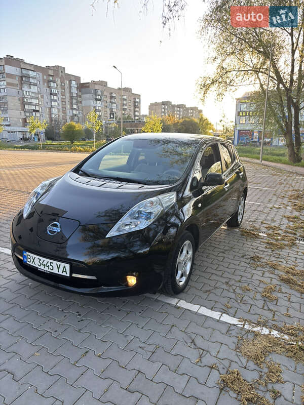 Хэтчбек Nissan Leaf 2012 в 
