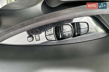 Хэтчбек Nissan Leaf 2013 в 