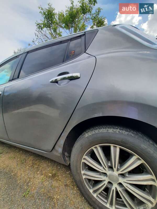 Хэтчбек Nissan Leaf 2013 в Буче