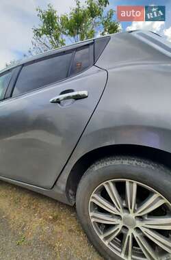 Хэтчбек Nissan Leaf 2013 в 