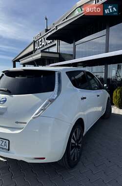 Хэтчбек Nissan Leaf 2015 в 