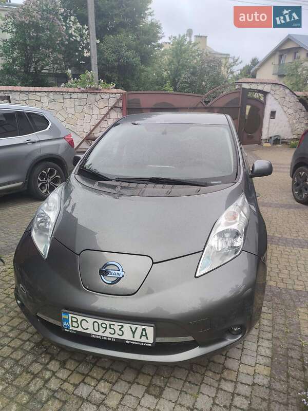 Хетчбек Nissan Leaf 2015 в 