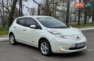 Хэтчбек Nissan Leaf 2012 в 