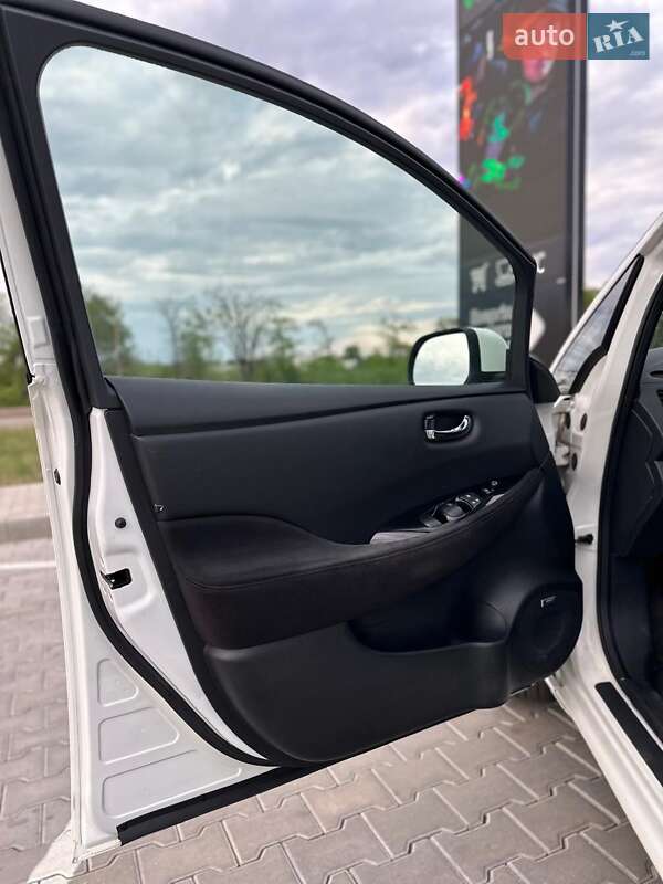 Хэтчбек Nissan Leaf 2015 в Николаеве