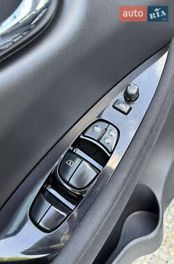 Хэтчбек Nissan Leaf 2014 в 