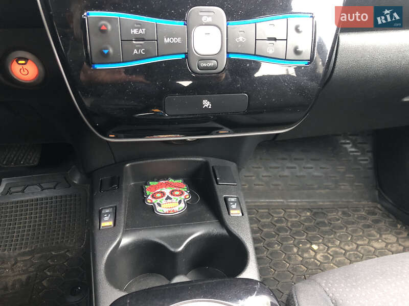 Хетчбек Nissan Leaf 2013 в Дніпрі