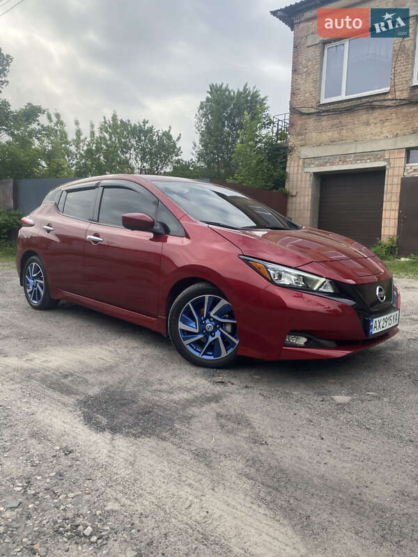Хэтчбек Nissan Leaf 2022 в 