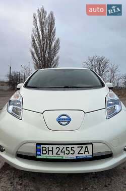 Хэтчбек Nissan Leaf 2012 в 