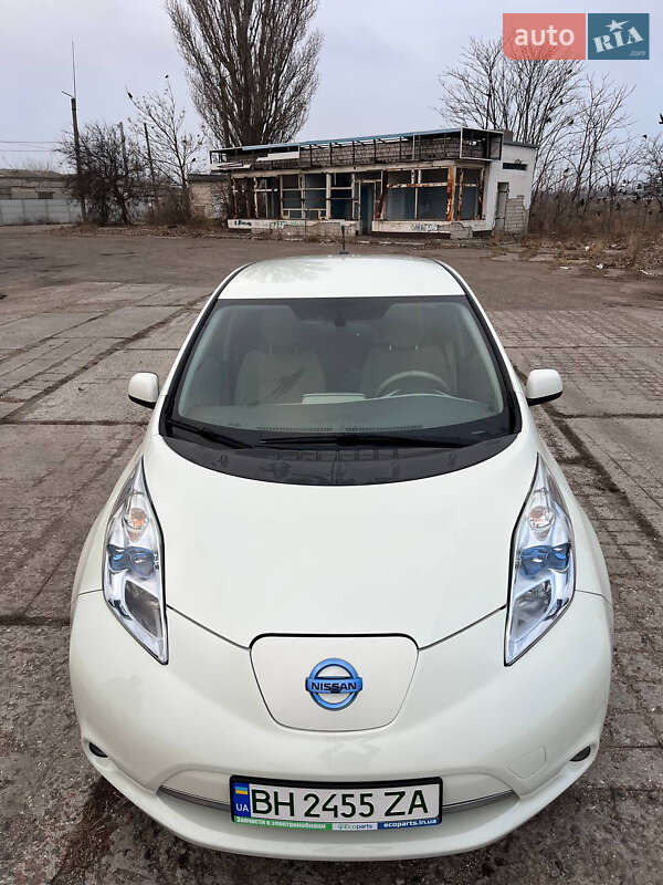 Хэтчбек Nissan Leaf 2012 в 