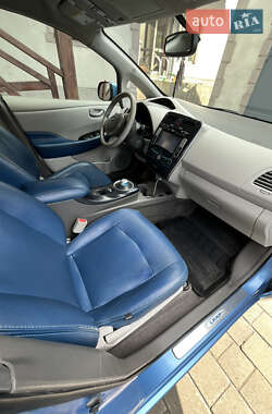 Хэтчбек Nissan Leaf 2012 в 