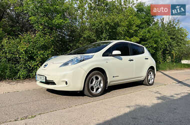 Хэтчбек Nissan Leaf 2011 в 