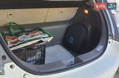 Хэтчбек Nissan Leaf 2012 в 