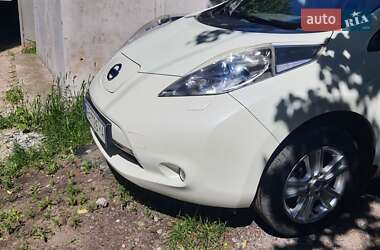 Хэтчбек Nissan Leaf 2012 в 