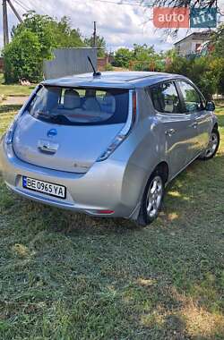 Хэтчбек Nissan Leaf 2012 в 