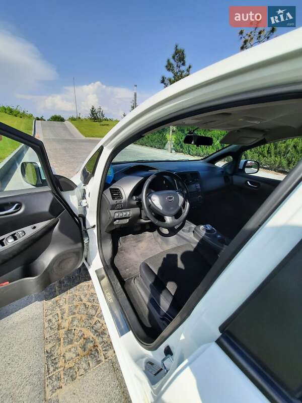 Хетчбек Nissan Leaf 2013 в Дніпрі