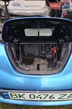 Хэтчбек Nissan Leaf 2011 в Сарнах