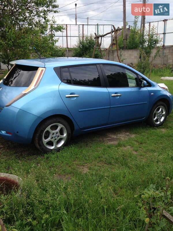 Хэтчбек Nissan Leaf 2011 в Сарнах