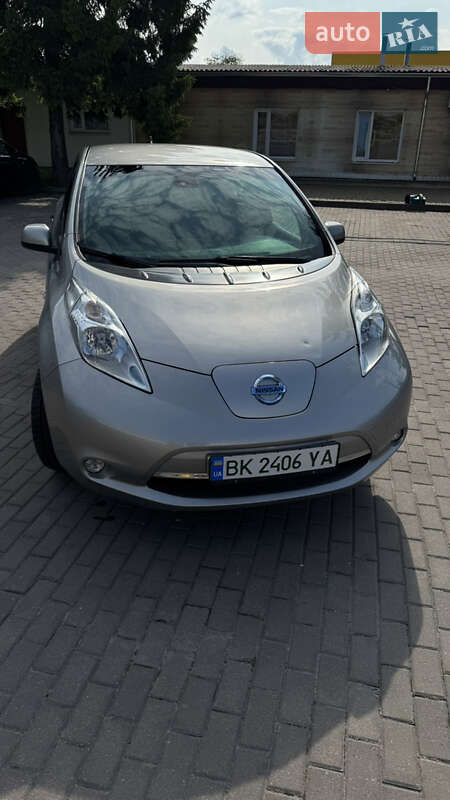 Хэтчбек Nissan Leaf 2015 в Ровно