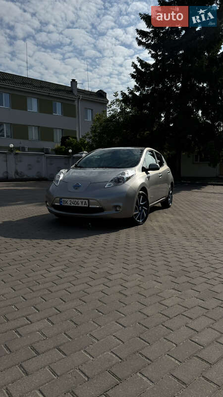Хэтчбек Nissan Leaf 2015 в Ровно