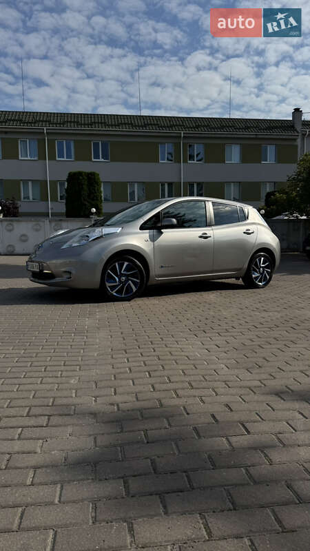 Хэтчбек Nissan Leaf 2015 в Ровно