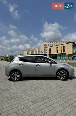 Хэтчбек Nissan Leaf 2011 в 