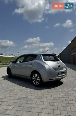 Хэтчбек Nissan Leaf 2011 в 